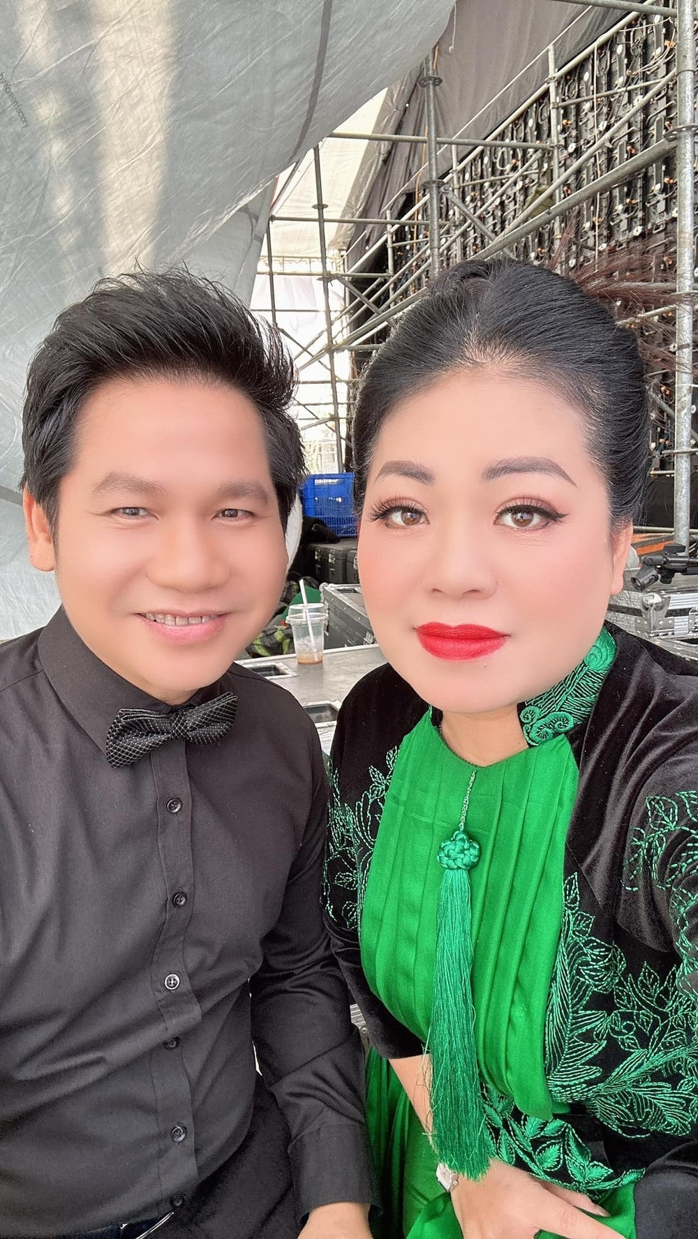 Ca sĩ Anh Thơ đăng ảnh bên Trọng Tấn và nêu quan điểm về giàu nghèo: "Giàu hay nghèo, ít hay nhiều, sướng hay khổ cũng chỉ là một đời thôi. Nên có làm sẽ có ăn ngon mặc đẹp, cao hơn nữa là được phiêu với nhà biệt thự, xe sang, hàng hiệu... Em đã làm và cũng cỡ trung bình khá nên tàm tạm và cuộc sống cứ may mắn, vậy là hạnh phúc lắm rồi. Cứ phải là cảm ơn rất nhiều tới khán giả đã yêu quý".