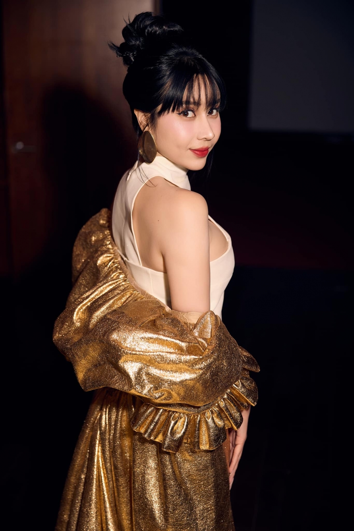 Ca sĩ Lưu Hương Giang đăng chia sẻ sưu tầm được: "Nếu bạn chán nản, bạn đang sống trong quá khứ. Nếu bạn lo lắng, bạn đang sống trong tương lai. Nếu bạn thấy bình yên, bạn đang sống ở hiện tại".