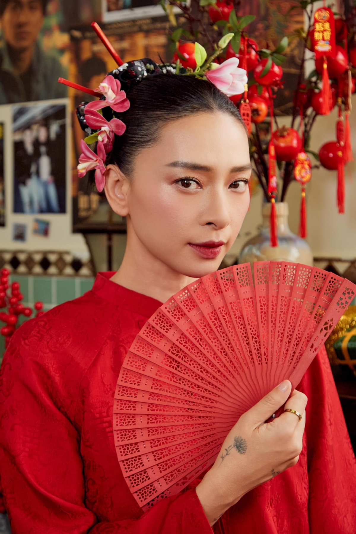 Ngô Thanh Vân mặc áo dài đỏ chụp bộ ảnh mới chào xuân.