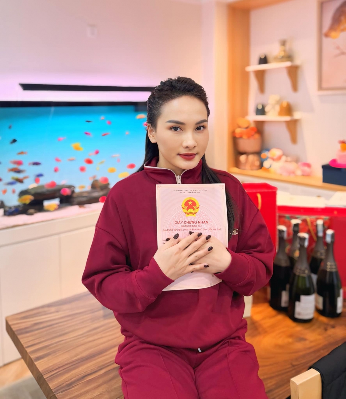 Diễn viên Bảo Thanh khoe sổ đỏ. Nữ diễn viên cho biết năm qua đã làm việc rất chăm chỉ và đây là thành quả xứng đáng.