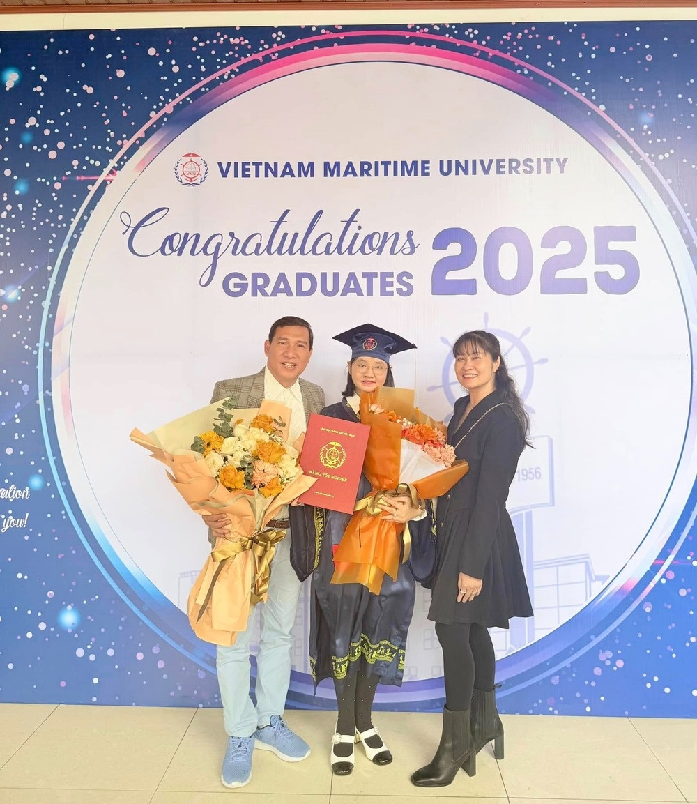 NSƯT Quang Thắng hiếm hoi đăng ảnh cùng vợ và con gái, bày tỏ niềm vui khi con gái tốt nghiệp đại học.
