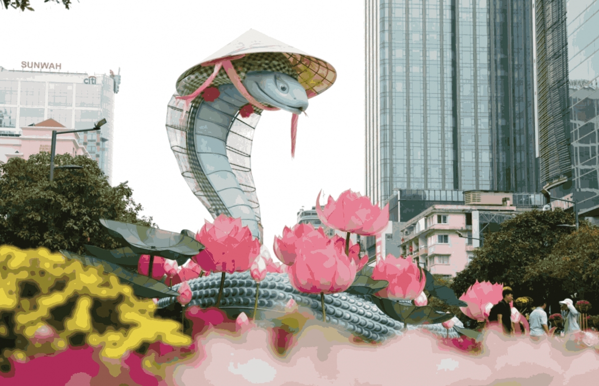 A giant snake mascot named “Lady Ty” at the end of the flower street has an extremely impressive interface, representing a special highlight of the Nguyen Hue Flower Street this year.