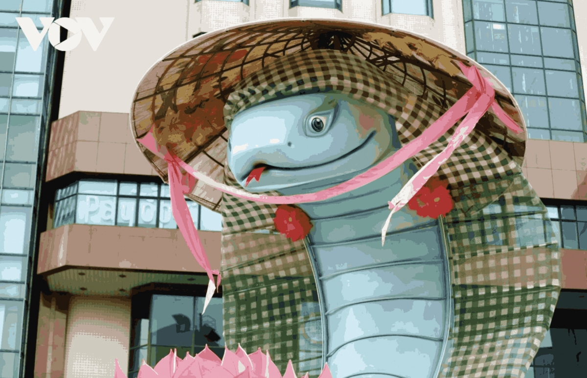 This mascot is modelled after a king cobra with its head raised high, stretching for 50 metres in length and more than10 metres in height.