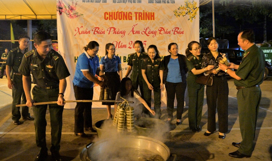 Hoạt động nấu, vớt bánh tết mừng xuân