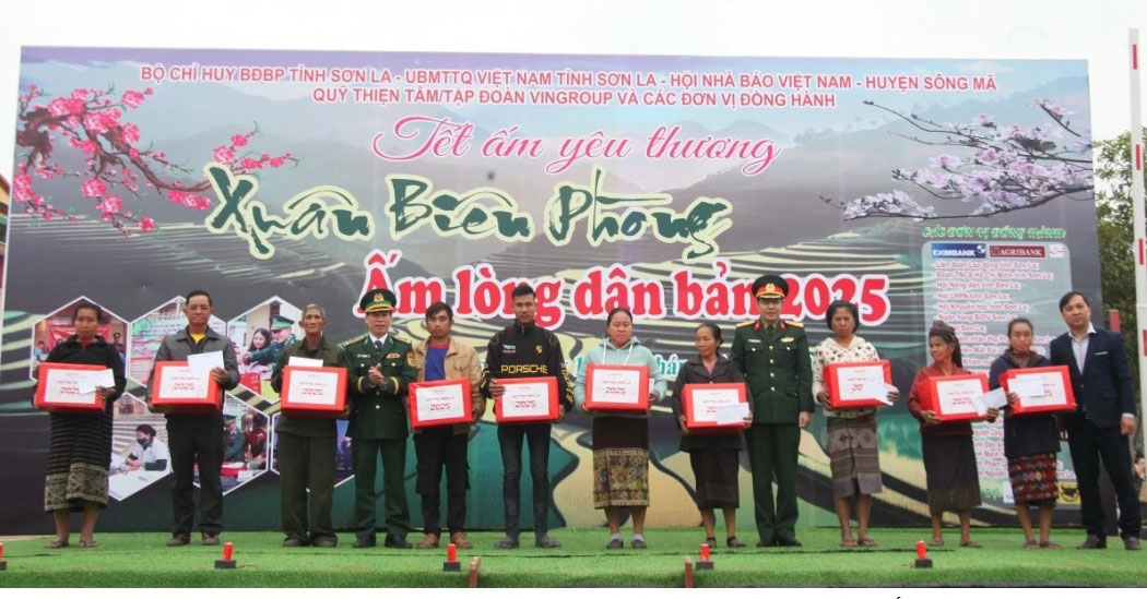 Lãnh đạo các đơn vị tặng quà cho các hộ gia đình có hoàn cảnh khó khăn huyện Mường Ét, tỉnh Hủa Phăn, nước CHDCND Lào.