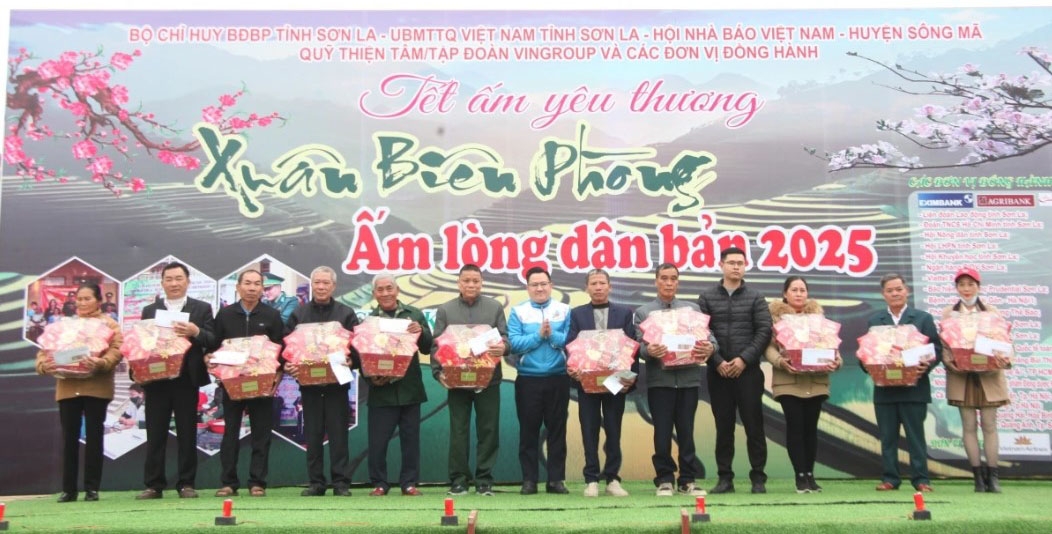 Cùng với đó là những suất quà Tết cho gia đình chính sách, người có công trên địa bàn khu vực biên giới.