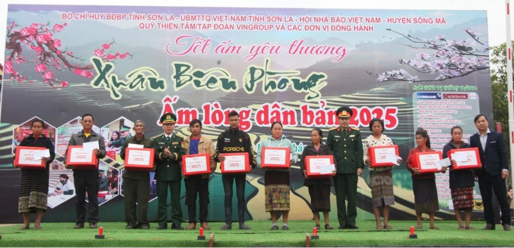 Lãnh đạo tỉnh Sơn La, Bộ chỉ huy Bộ đội biên phòng Sơn La tặng cờ Tổ quốc và ảnh Bác Hồ cho 21 bản của xã biên giới Chiềng Khương, huyện Sông Mã, Sơn La.