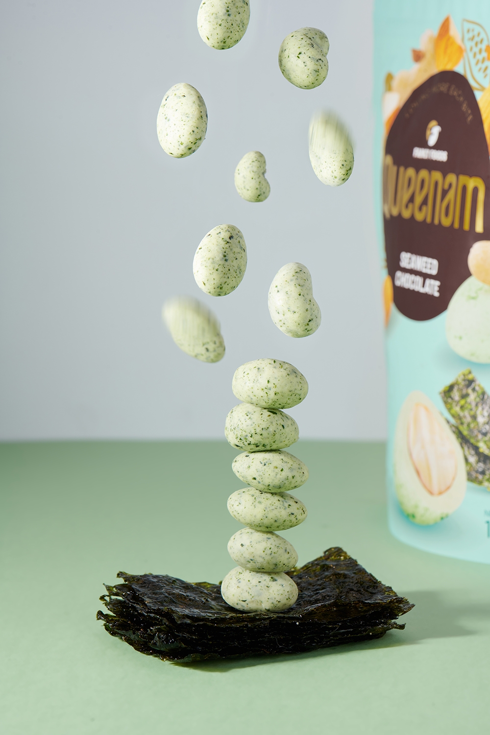 Sô Cô La Rong Biển bọc hạt là sự kết hợp hài hòa giữa vị ngọt nhẹ của socola trắng, vị mặn nhẹ của rong biển và độ giòn bùi của các loại hạt dinh dưỡng. Ảnh: Queenam