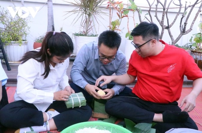 Sharing experiences in Chung cake wrapping together