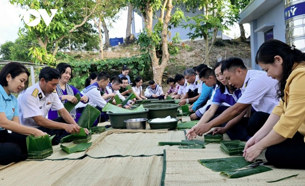 Local people join with officers and soldiers to make Banh Chung at No.600 Radaz Station in Nam Du Archipelago.