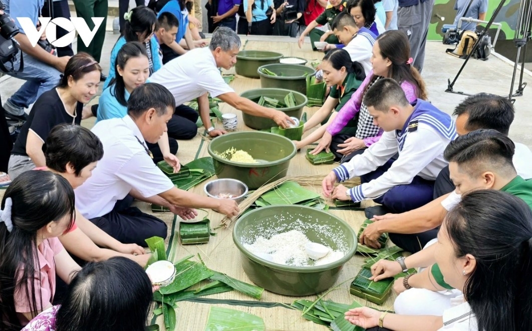 This activity seeks to convey the heartfelt warmth of the mainland to soldiers and residents on the islands as the new year approaches, supporting their efforts in safeguarding the nation's sovereignty over its sea and islands.