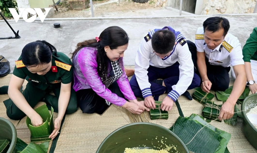 Soldiers and locals are busy preparing the square sticky rice cakes, a traditional dish enjoyed by people during the holiday season.