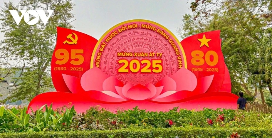 Streets in Hanoi are adorned with vibrant flower displays and decorative signs to welcome the Lunar New Year of the Snake and celebrate the 95th anniversary of the Communist Party of Vietnam.