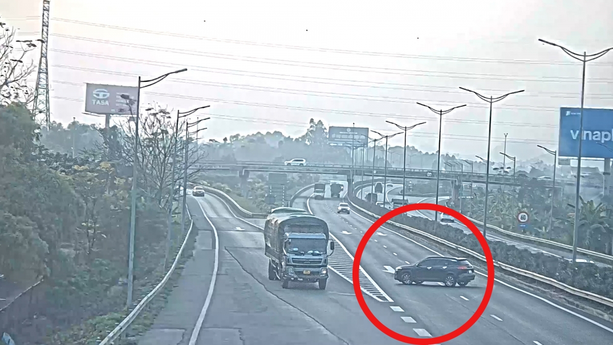 Tài xế điều khiển ô tô đi ngược chiều trên cao tốc