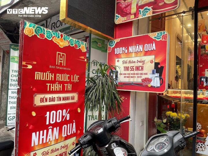 Ngày vía Thần Tài được coi như ngày hội mua vàng của người dân, vì thế cửa hàng nào cũng muốn thu hút được nhiều khách nhất và họ chuẩn bị rất kỹ lưỡng để chờ đón ngày "bội thu" sắp đến.