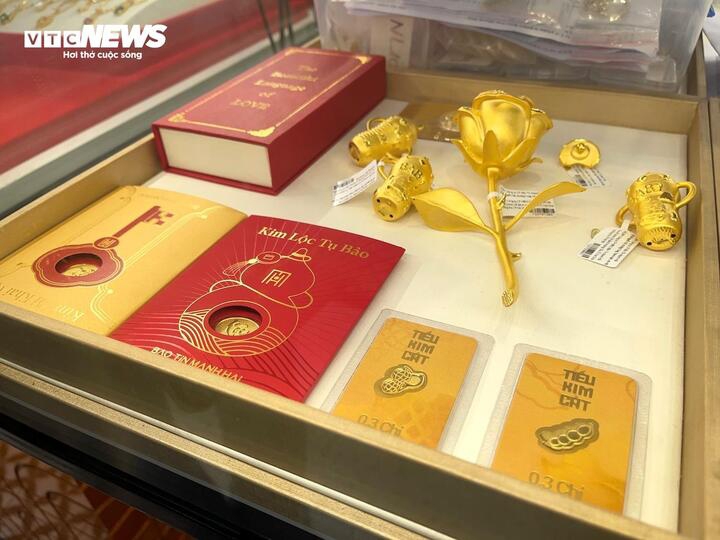 Tại Bảo Tín Mạnh Hải, một số sản phẩm <a href="https://vov.vn/thi-truong/gia-vang/gia-vang-hom-nay-231-gia-vang-sjc-tiep-tuc-tang-200000-dongluong-post1150468.vov" target="_blank">vàng miếng</a>, vàng lá dạng phong bao lì xì, ép vỉ được tung ra thị trường trong dịp này.