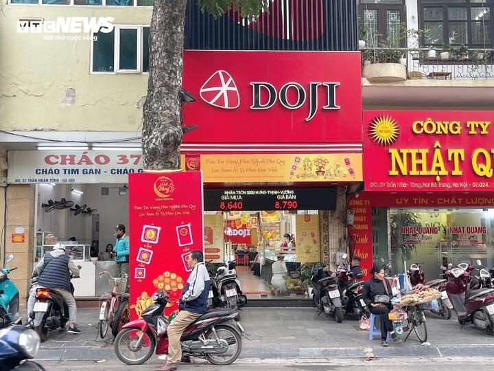 Cửa hàng của Doji trên phố Trần Nhân Tông cũng đã được trang trí với "chủ đề" ngày vía Thần Tài...