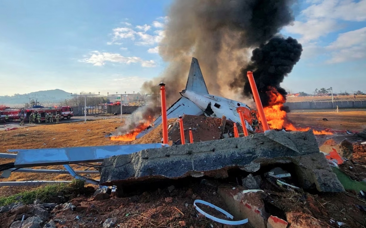 Hiện trường vụ tai nạn của hãng Jeju Air (Ảnh: Reuters)