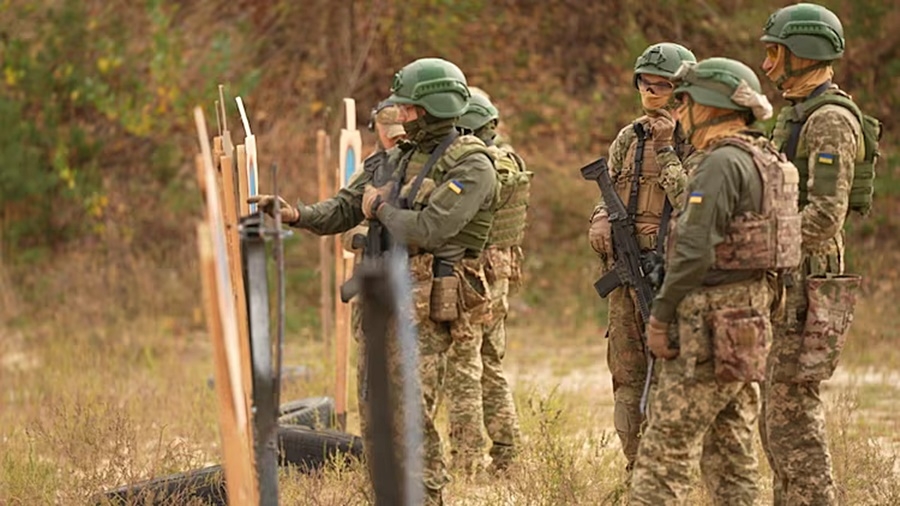 Tân binh của Tình báo quốc phòng Ukraine trên thao trường. Ảnh: ABC News.