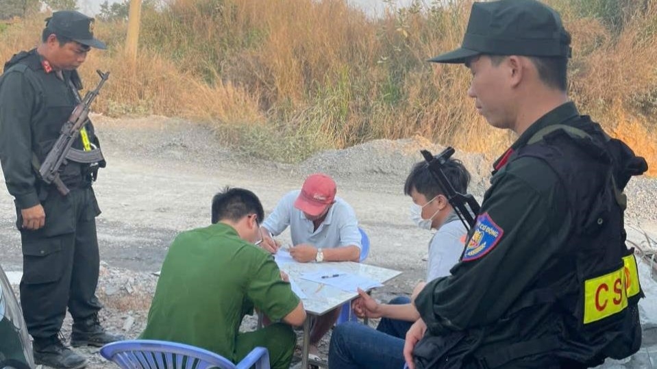 Kiểm tra, xử lý vụ việc tại Công ty Cổ phần vận tải Hòa Thịnh Phát, Mỏ đá Tân Cang 7 (Ảnh: Công an tỉnh Đồng Nai)