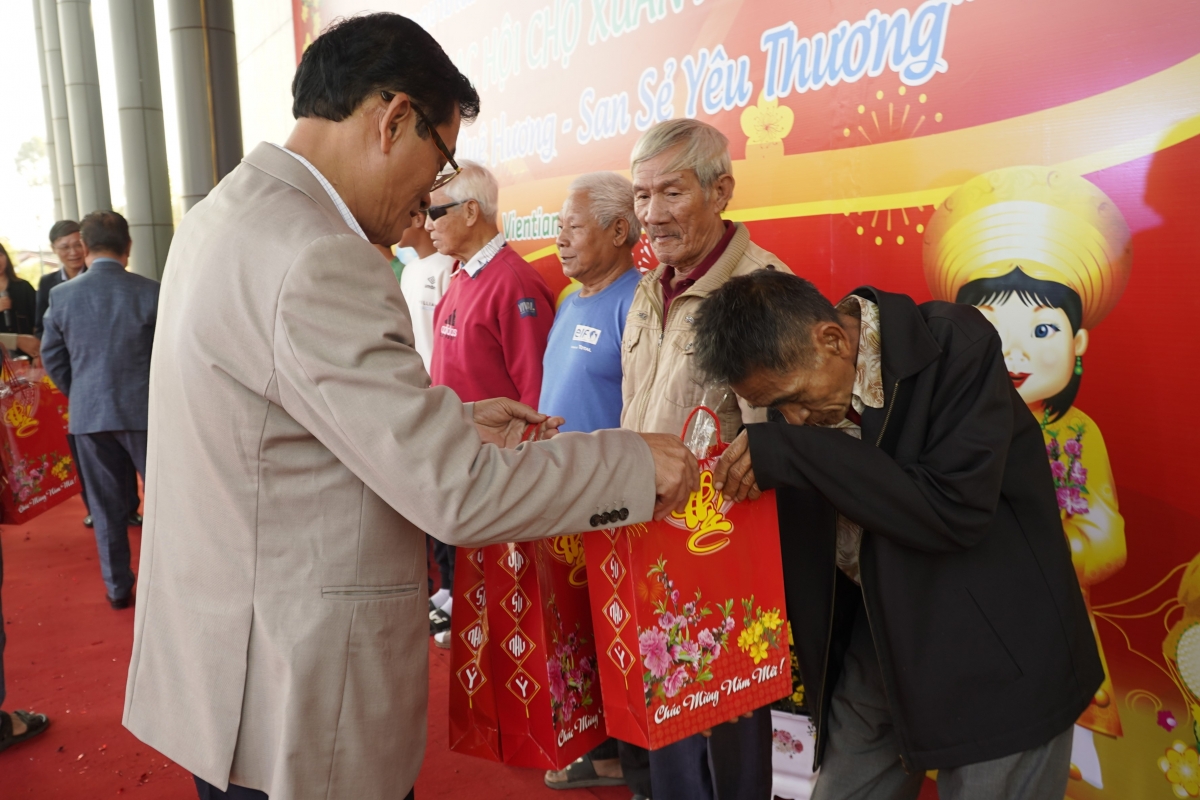 Tặng quà Tết cho bà con có hoàn cảnh khó khăn tại thủ đô Vientiane