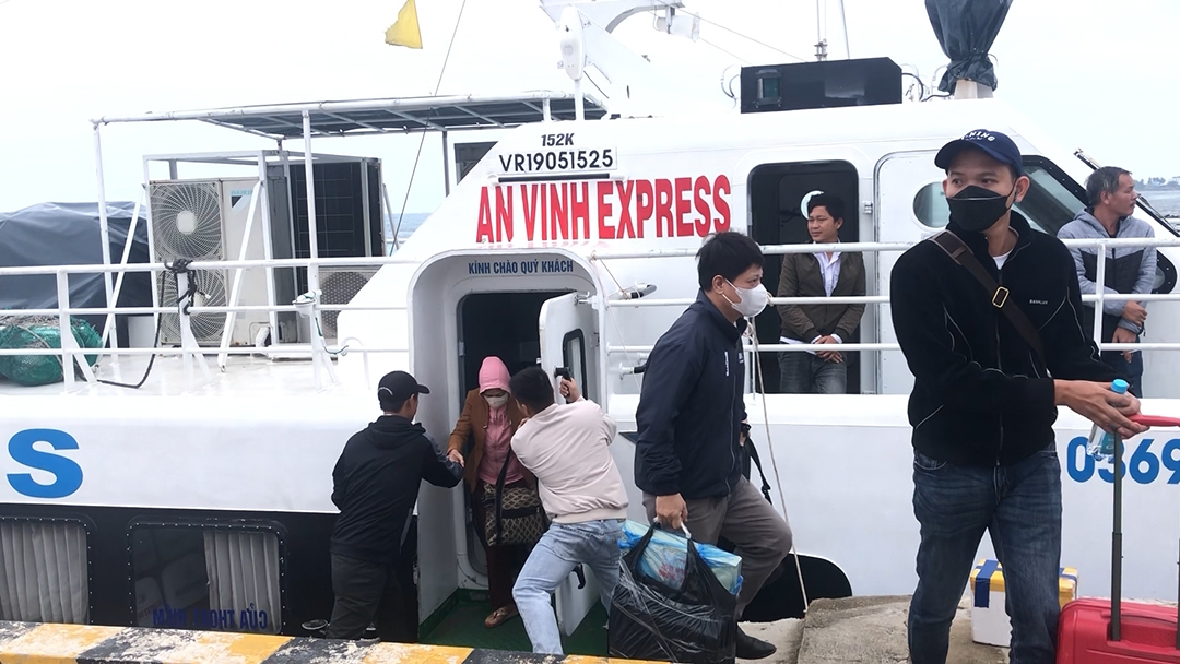 Tàu An Vĩnh cập cảng Bến Đình- Lý Sơn
