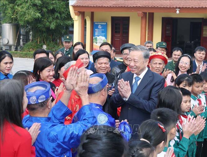 Tổng Bí thư Tô Lâm với nhân dân xã Nguyễn Văn Linh, huyện Yên Mỹ (Ảnh: Thống Nhất/TTXVN)