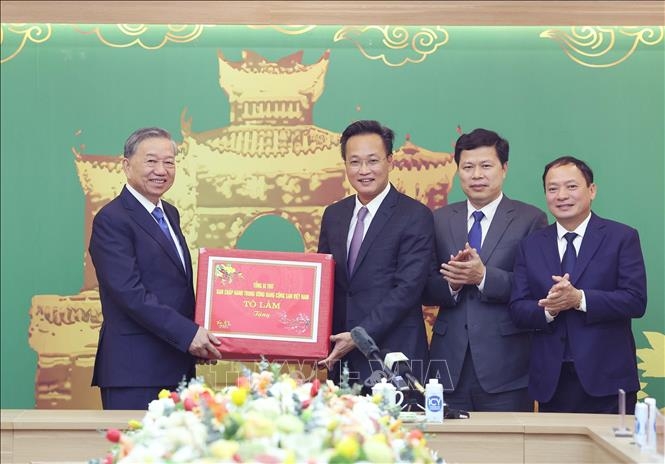 Tổng Bí thư Tô Lâm tặng quà cho Đảng bộ, chính quyền và nhân dân tỉnh Hưng Yên (Ảnh: Thống Nhất/TTXVN)
