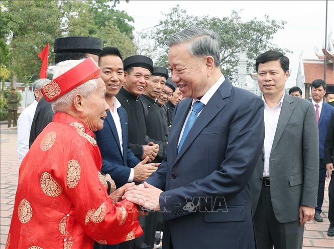 Tổng Bí thư Tô Lâm với nhân dân xã Phạm Hồng Thái, huyện Khoái Châu (Ảnh: Thống Nhất/TTXVN)