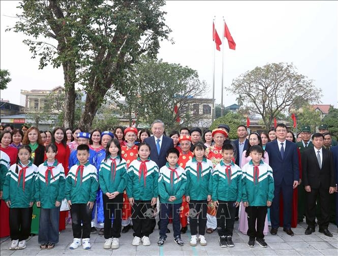 Tổng Bí thư Tô Lâm với nhân dân xã Nguyễn Văn Linh, huyện Yên Mỹ (Ảnh: Thống Nhất/TTXVN)