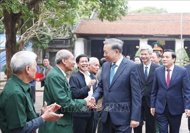 Tổng Bí thư Tô Lâm với nhân dân phường Lam Sơn, thành phố Hưng Yên (Ảnh: Thống Nhất/TTXVN)