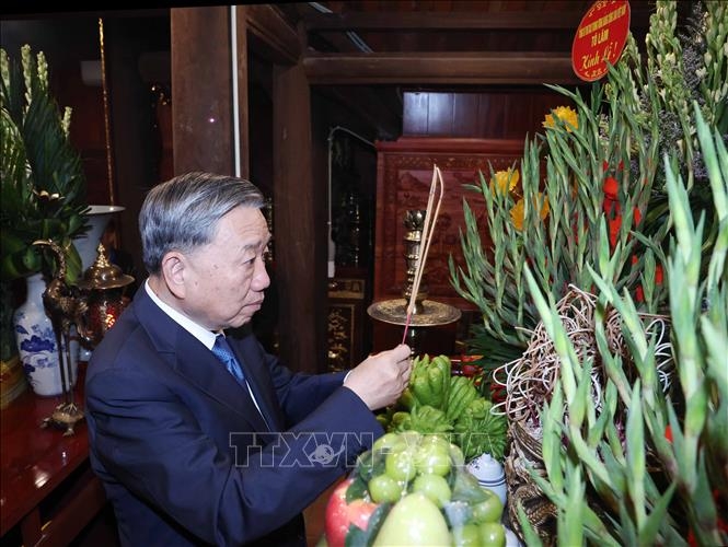 Tổng Bí thư Tô Lâm dâng hương tại Nhà tưởng niệm bà Hoàng Thị Loan, thân mẫu của Chủ tịch Hồ Chí Minh (xã Đồng Tiến, huyện Khoái Châu) (Ảnh: Thống Nhất/TTXVN)