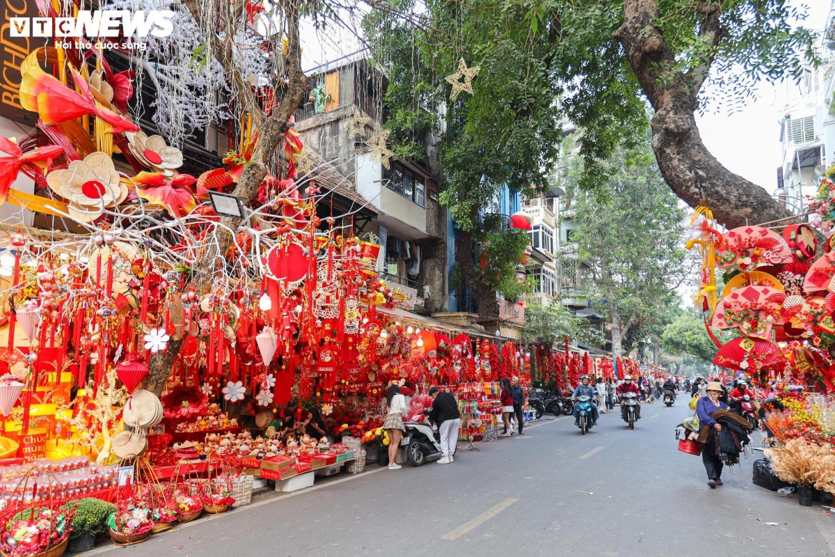 Hang Ma is one of the 36 age-old craft guilds located in the capital and is now decked out in brilliant red ahead of the Lunar New Year festival, the largest of its kind in Vietnam.