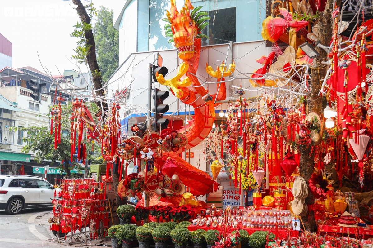 This year, the Lunar New Year holiday falls on January 29, with Vietnamese people enjoying a week-long holiday starting from January 25. It is traditionally an occasion when members of a family, no matter where they are or what they do to earn a living, get together and pray in front of the ancestral altar, praying for everyone’s health and happiness.