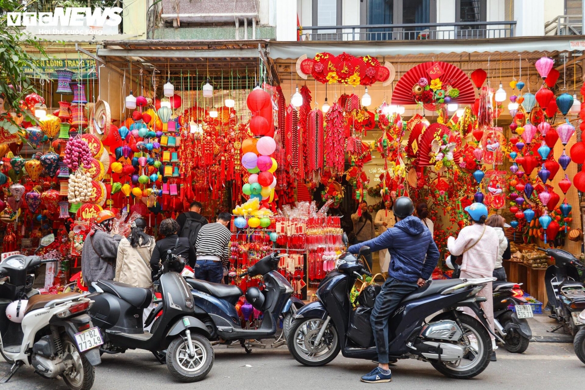 The street is becoming increasingly bustling as the festive season draws near, with people flocking to purchase decorations and necessities ahead of the biggest festival of the year.