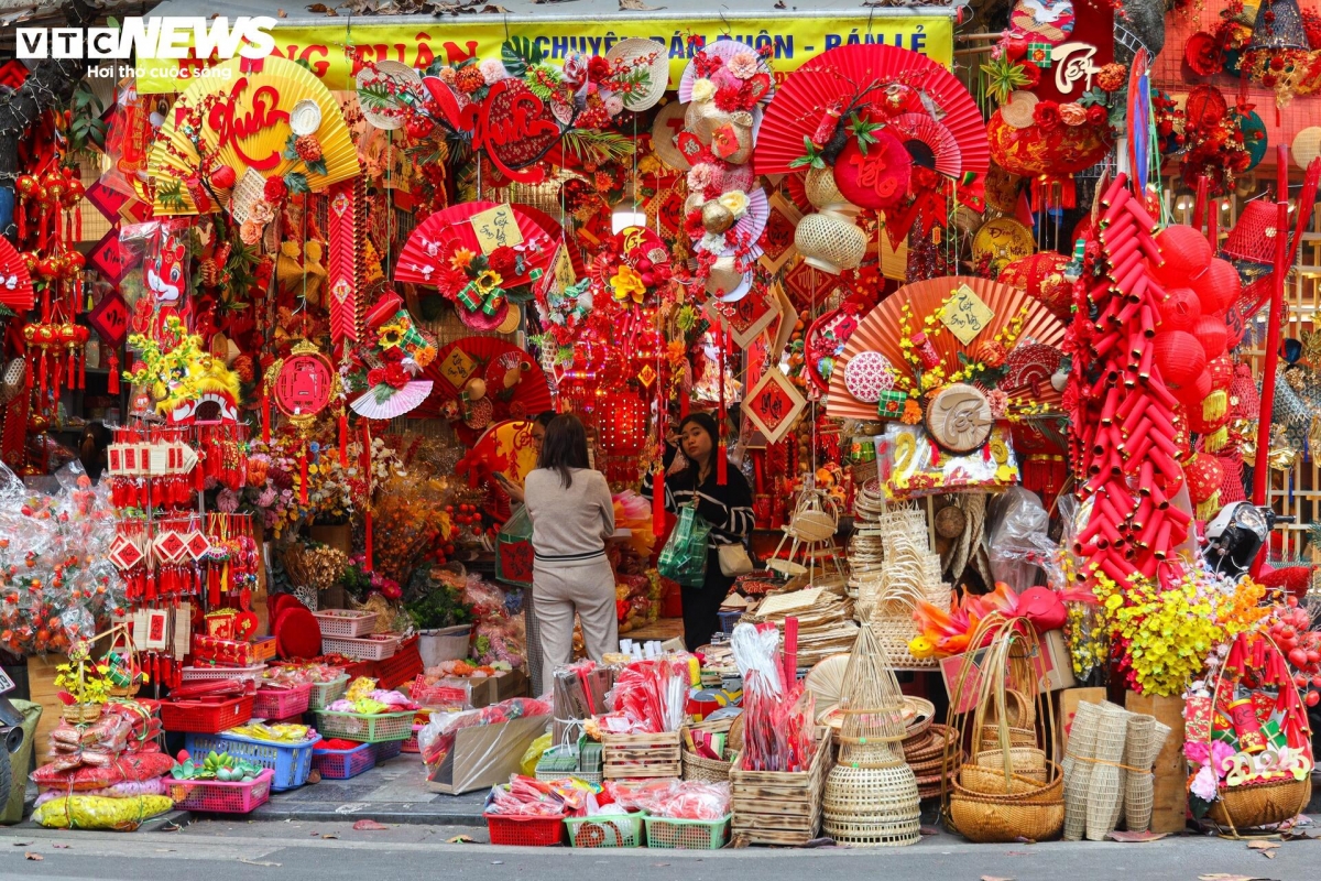 The street is renowned for selling themed decorations on special occasions such as Christmas, the Mid-Autumn Festival, Valentine's Day, and Tet celebrations.