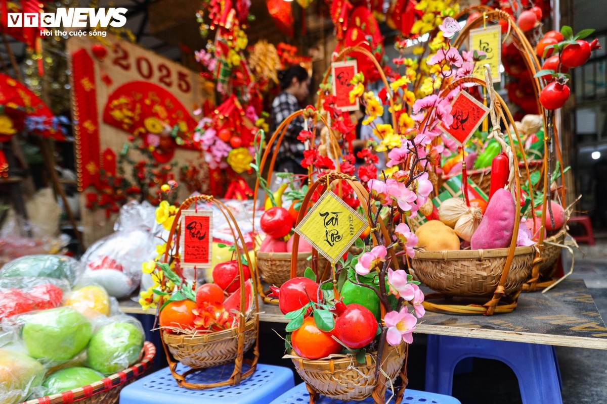 Fruits made of cloth and plastic are typically used for decoration.