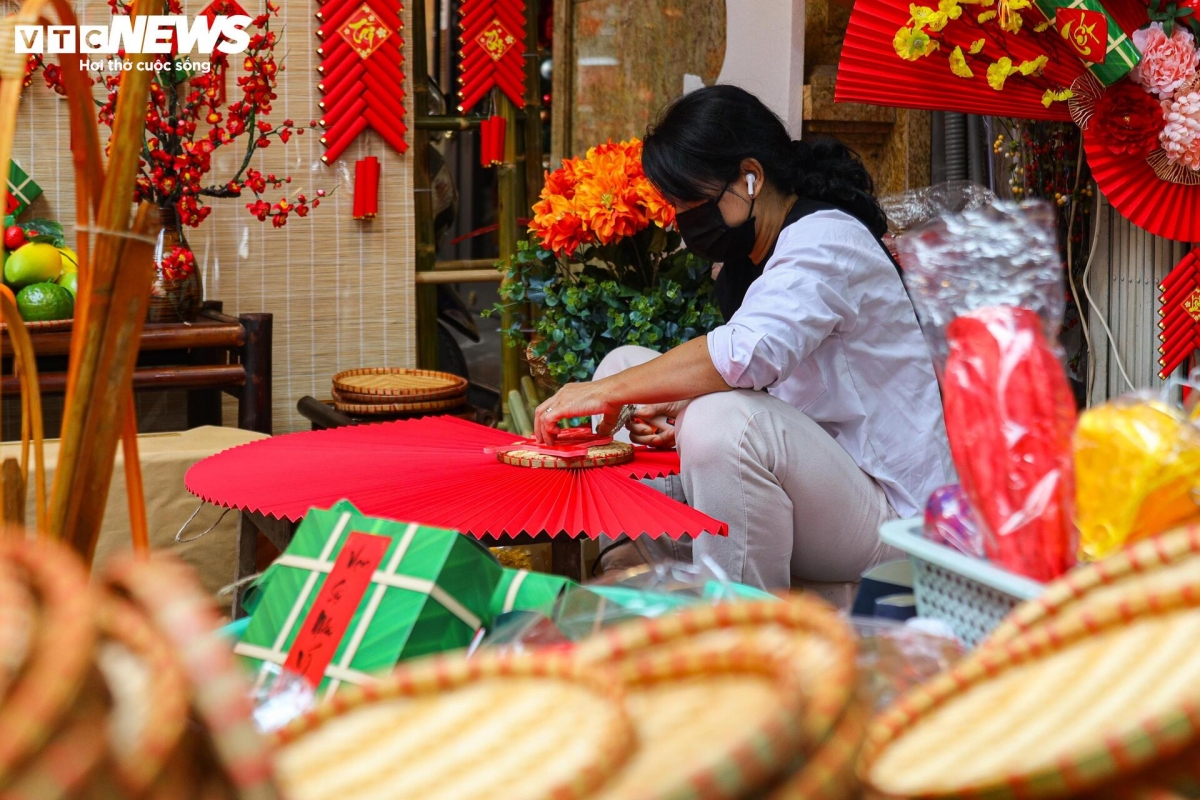 Shop owners say they have stocked up Tet decorations for months. With the Lunar New Year drawing near, they quickly put away Christmas items and arrange new decorations which can be put up to meet increasing demand among customers.