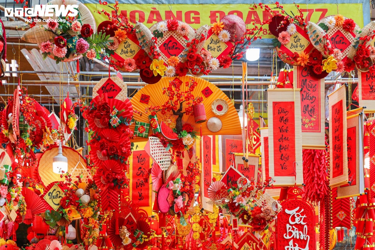 Paper firecrackers, handmade Tet wreaths, and calligraphy art posters are typically among the most sought-after items ahead of the holiday.