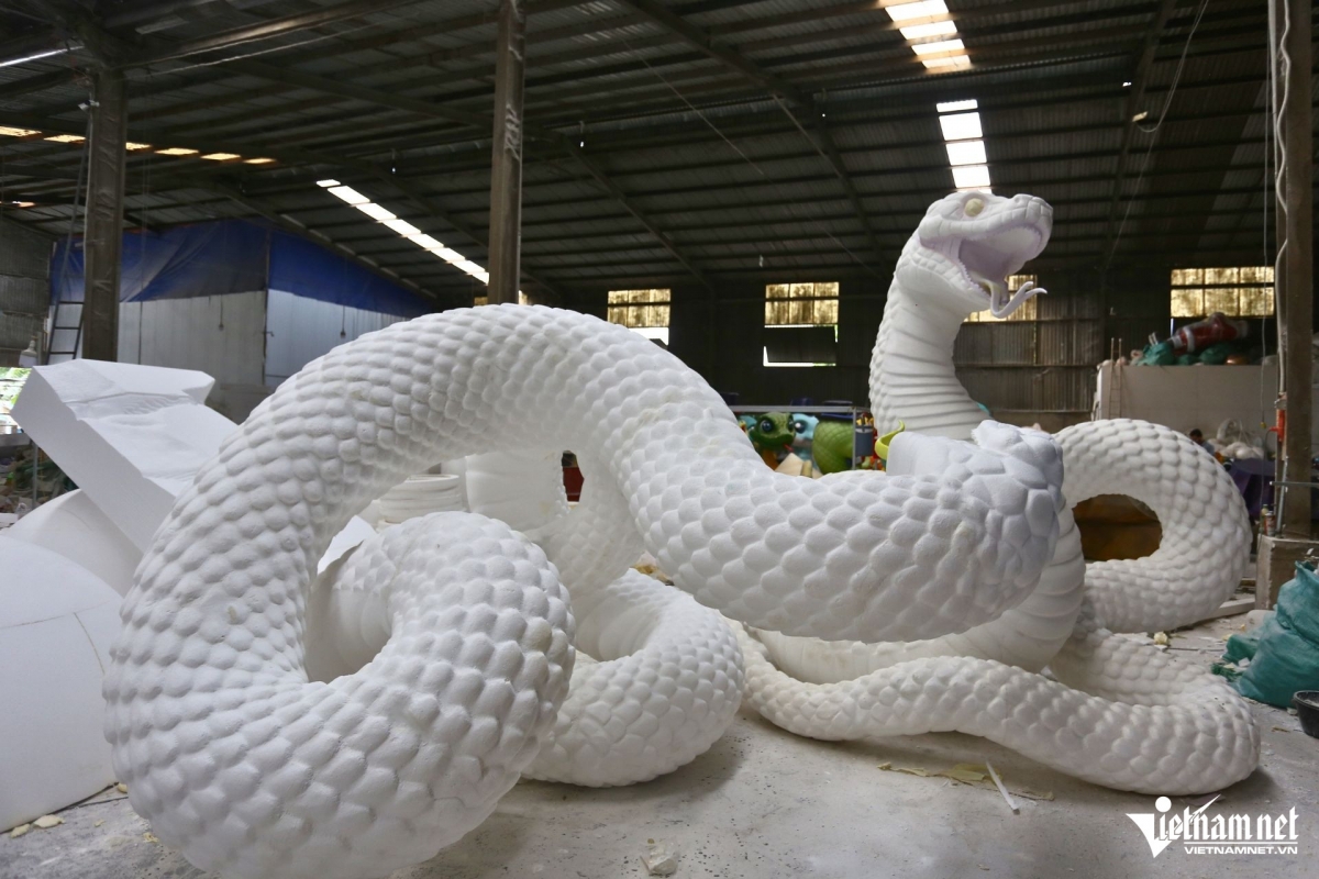 Workers at a factory in Trang Bom district, Dong Nai province, are busy molding snake mascots to meet market demand ahead of the upcoming Lunar New Year, the Year of the Snake.