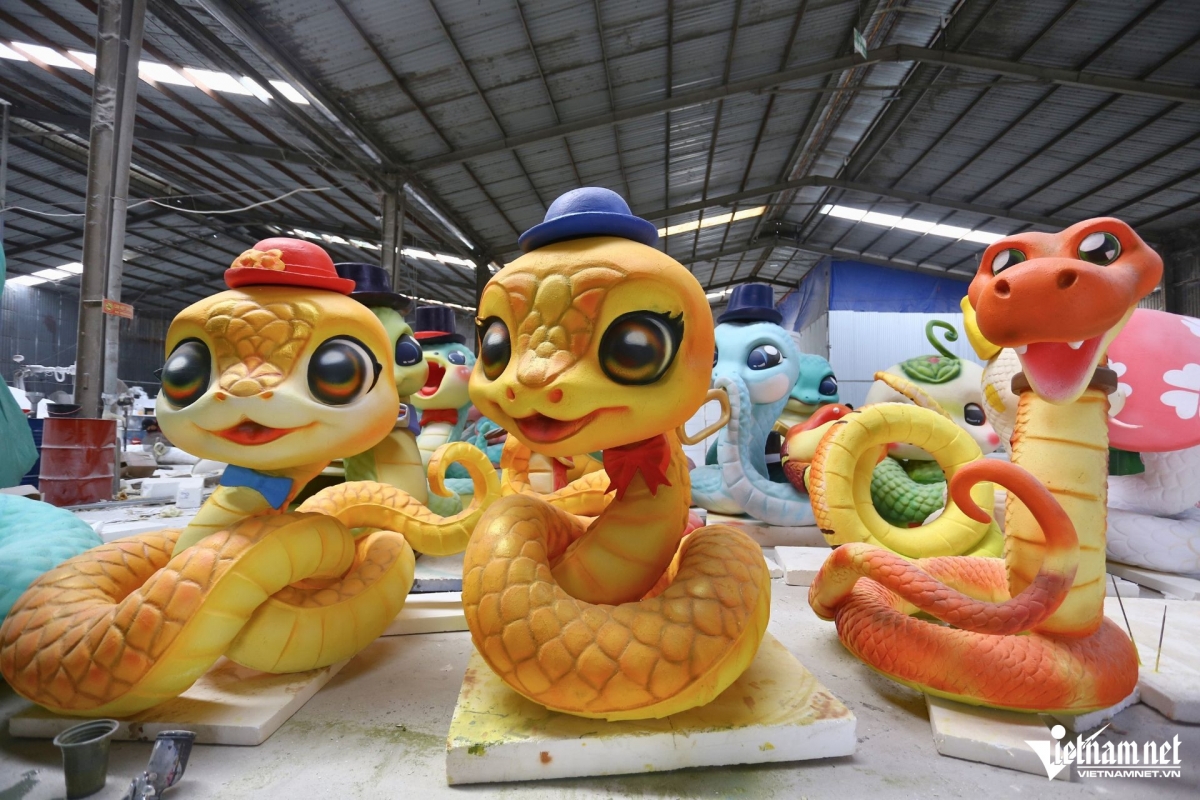 Several establishments produce large-sized snake figurines with the purpose of displaying or selling them.