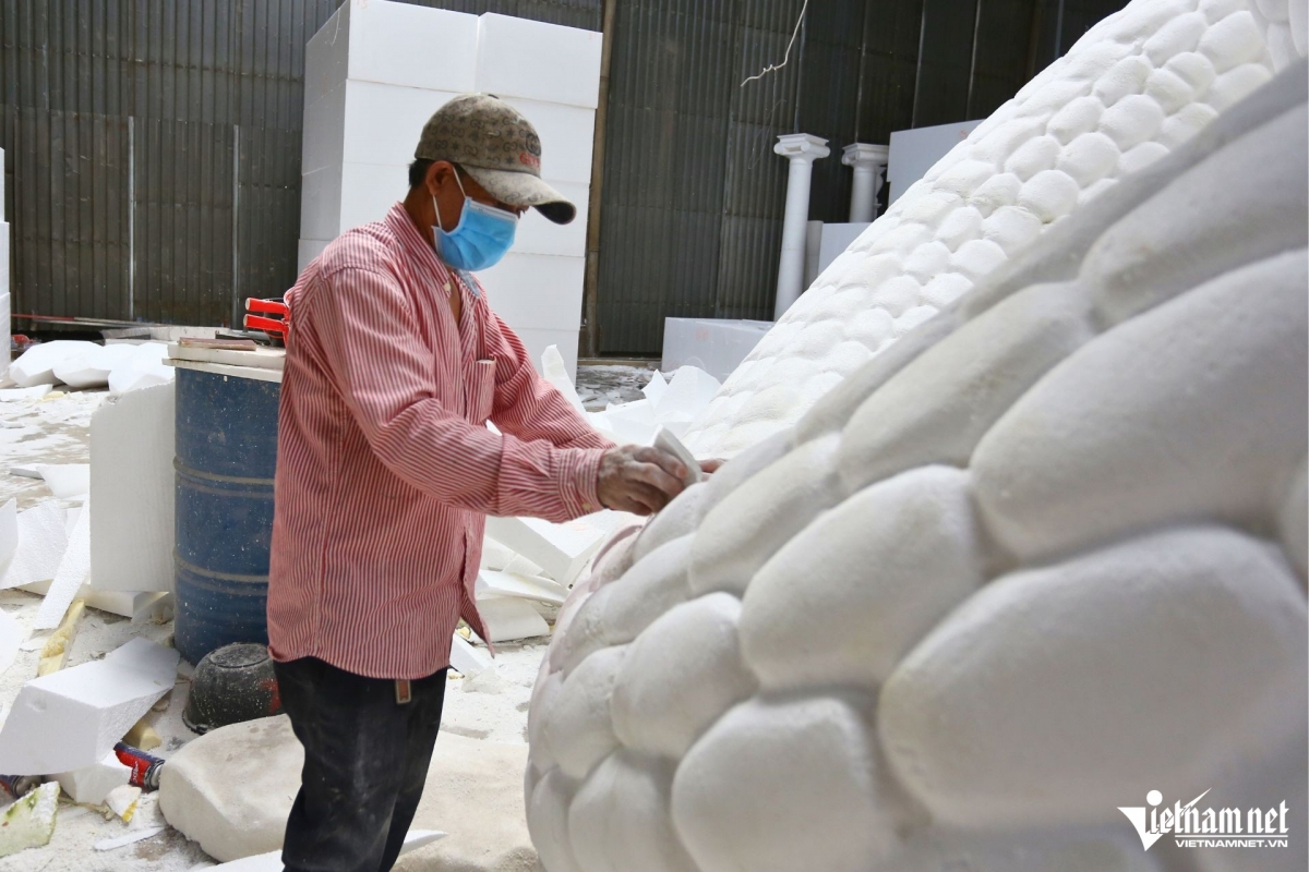 Artisans meticulously create snake-shaped figurines in order to meet the increase in orders as Tet approaches.