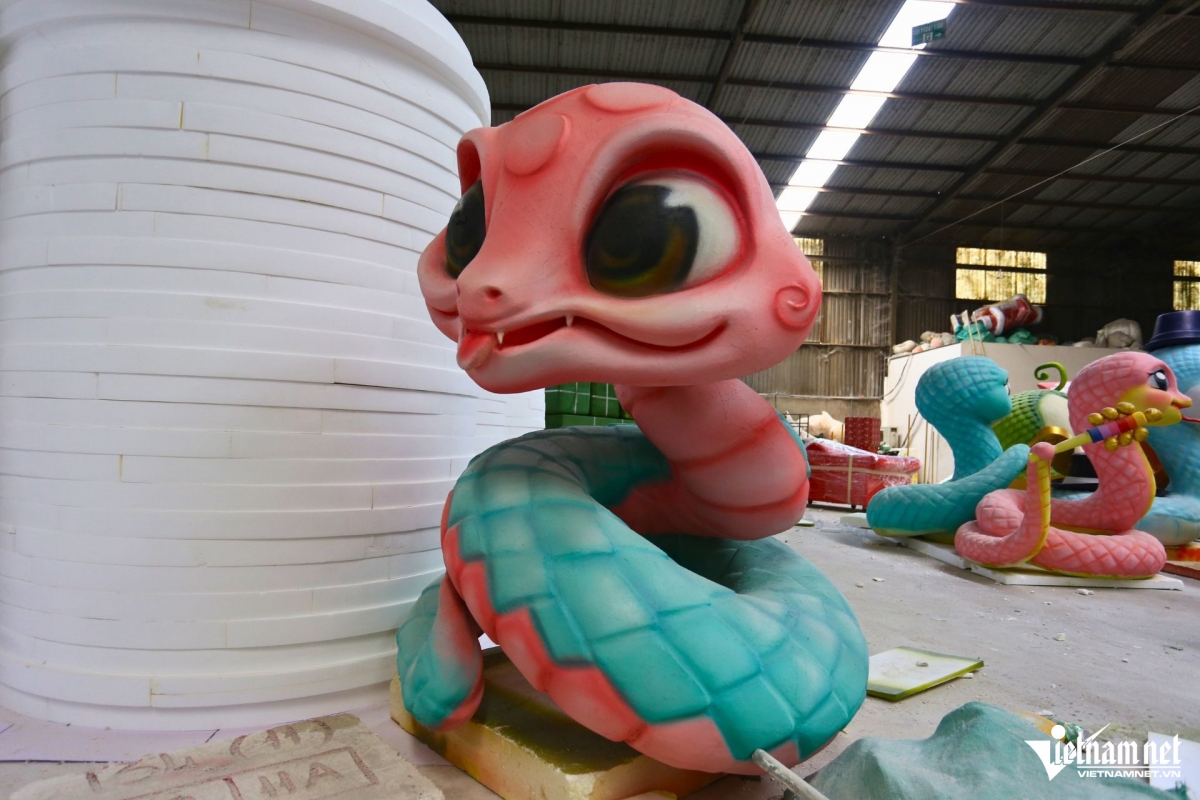 Artisans spend a total of 15 days on making the snake mascot which costs up to VND300 million.