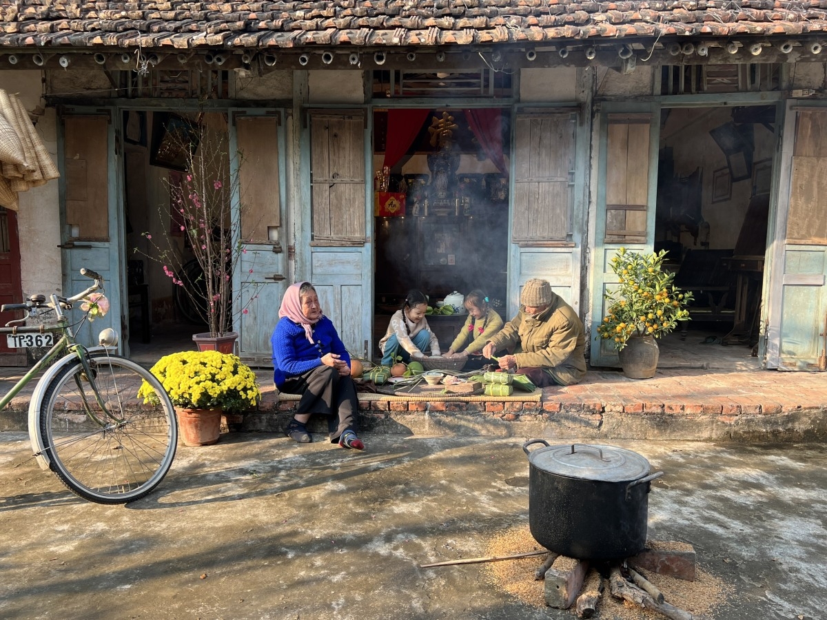 Tết là khoảng thời gian đong đầy cảm xúc, đưa người ta trở về hoài niệm của những ngày còn thơ bé, có cha mẹ, có ông bà (Ảnh minh họa: KT)