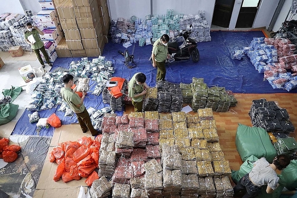 Lực lượng Quản lý thị trường phát hiện hàng loạt mặt hàng mỹ phẩm, thực phẩm chức năng, thời trang không rõ nguồn gốc được kinh doanh chủ yếu trên nền tảng thương mại điện tử (Ảnh: Báo Đại Đoàn kết)