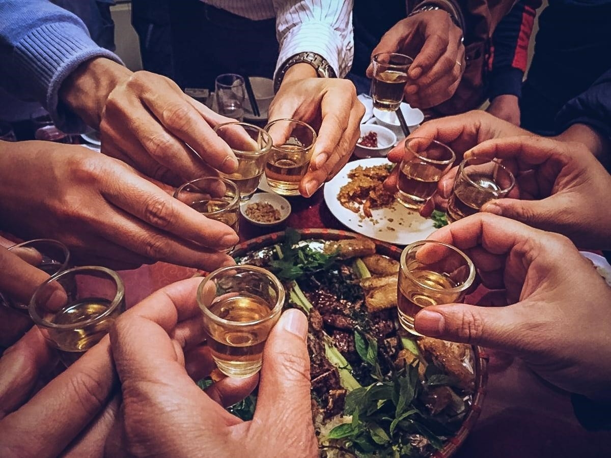 Không nên uống rượu khi bụng rỗng. Ảnh: Vietcetera