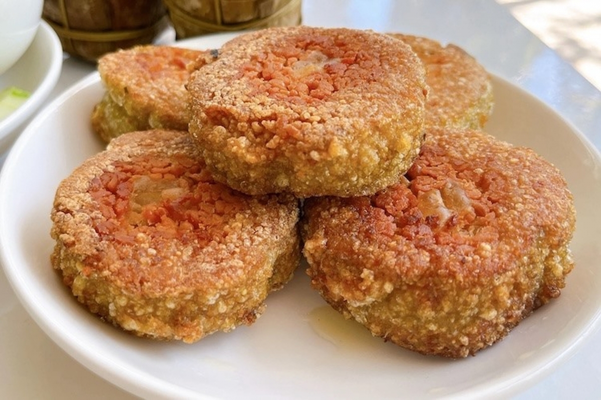 Thực phẩm chiên, chẳng hạn như gà rán, khoai tây chiên và bánh rán, thường được nấu trong dầu có nhiều chất béo chuyển hóa