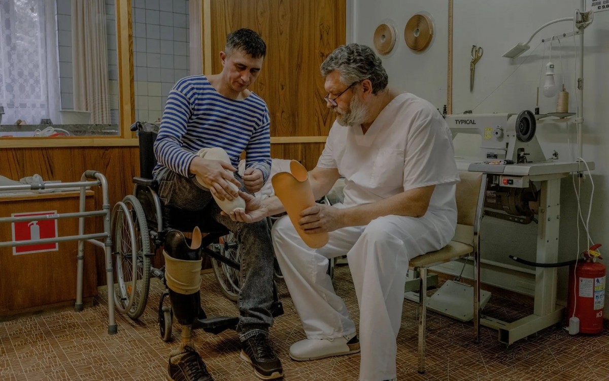 Chân giả cho thương binh Nga Aleksandr (ngồi xe lăn) tại Viện an dưỡng Rus ở ngoại ô Moscow. Ảnh: Nytimes.