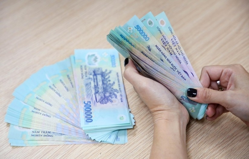 Tỉ lệ khấu trừ tiền lương, trợ cấp hưu trí hoặc mất sức đối với cá nhân không thấp hơn 10% và không quá 30% tổng số tiền lương, trợ cấp hằng tháng của cá nhân đó (Ảnh minh họa: KT)