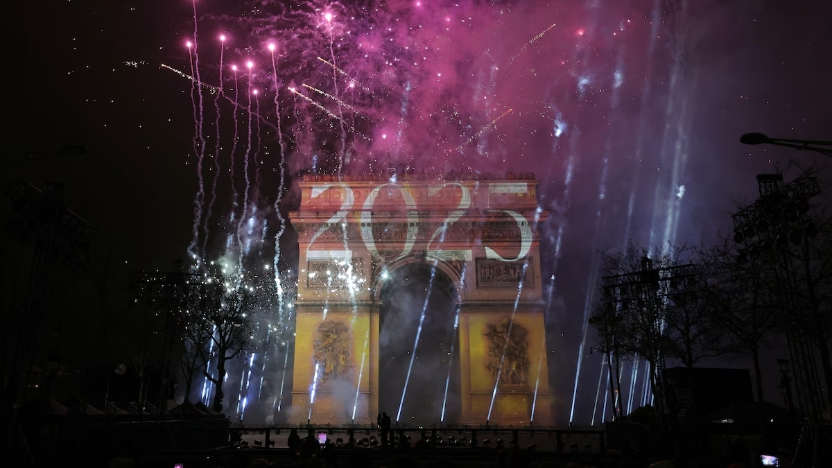Tiết mục bắn pháo hoa tại Khải Hoàn Môn, Pháp - Ảnh: Le Parisien